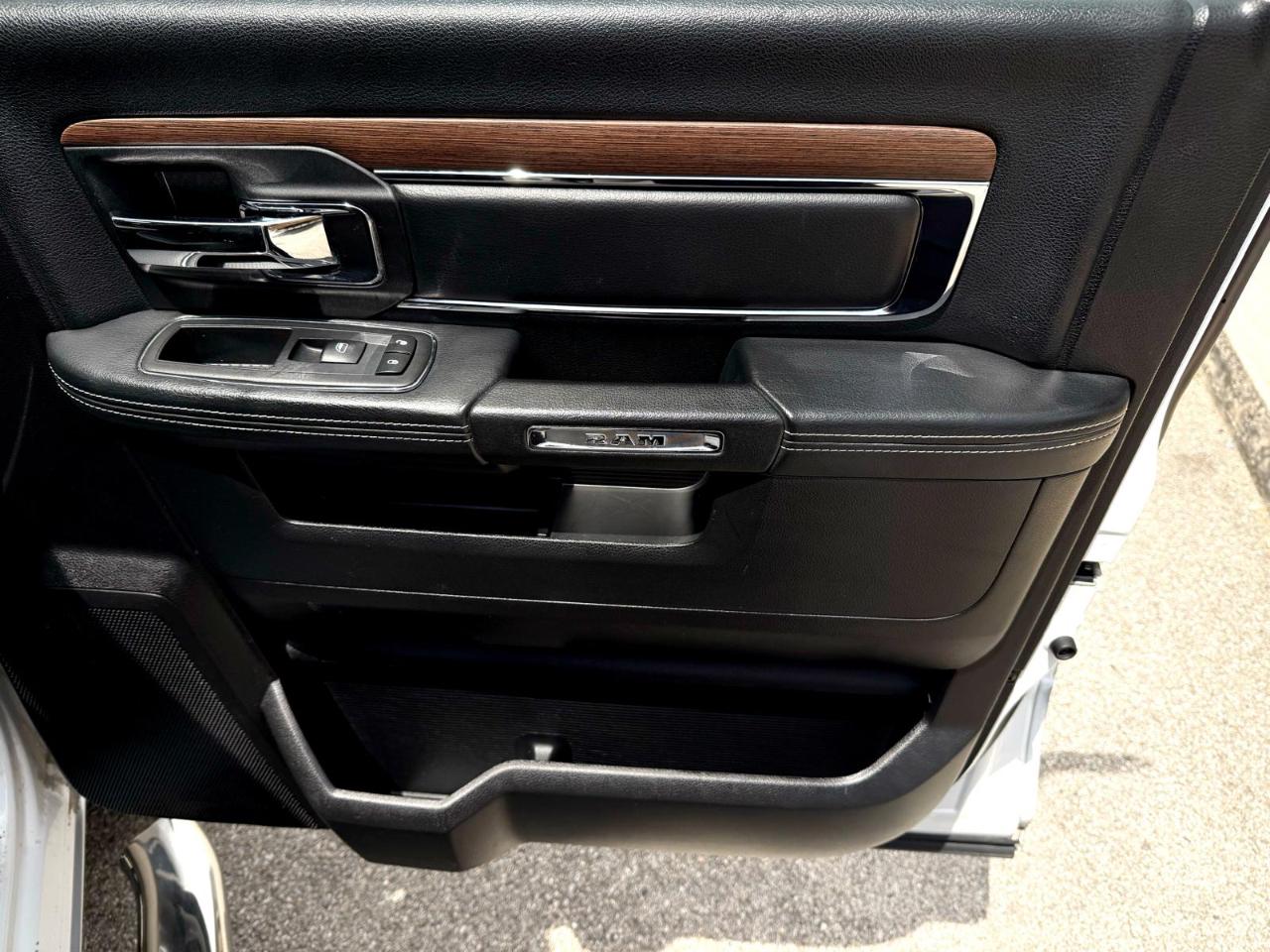 RAM 1500 4WD Quad Cab 140.5" Laramie 2016