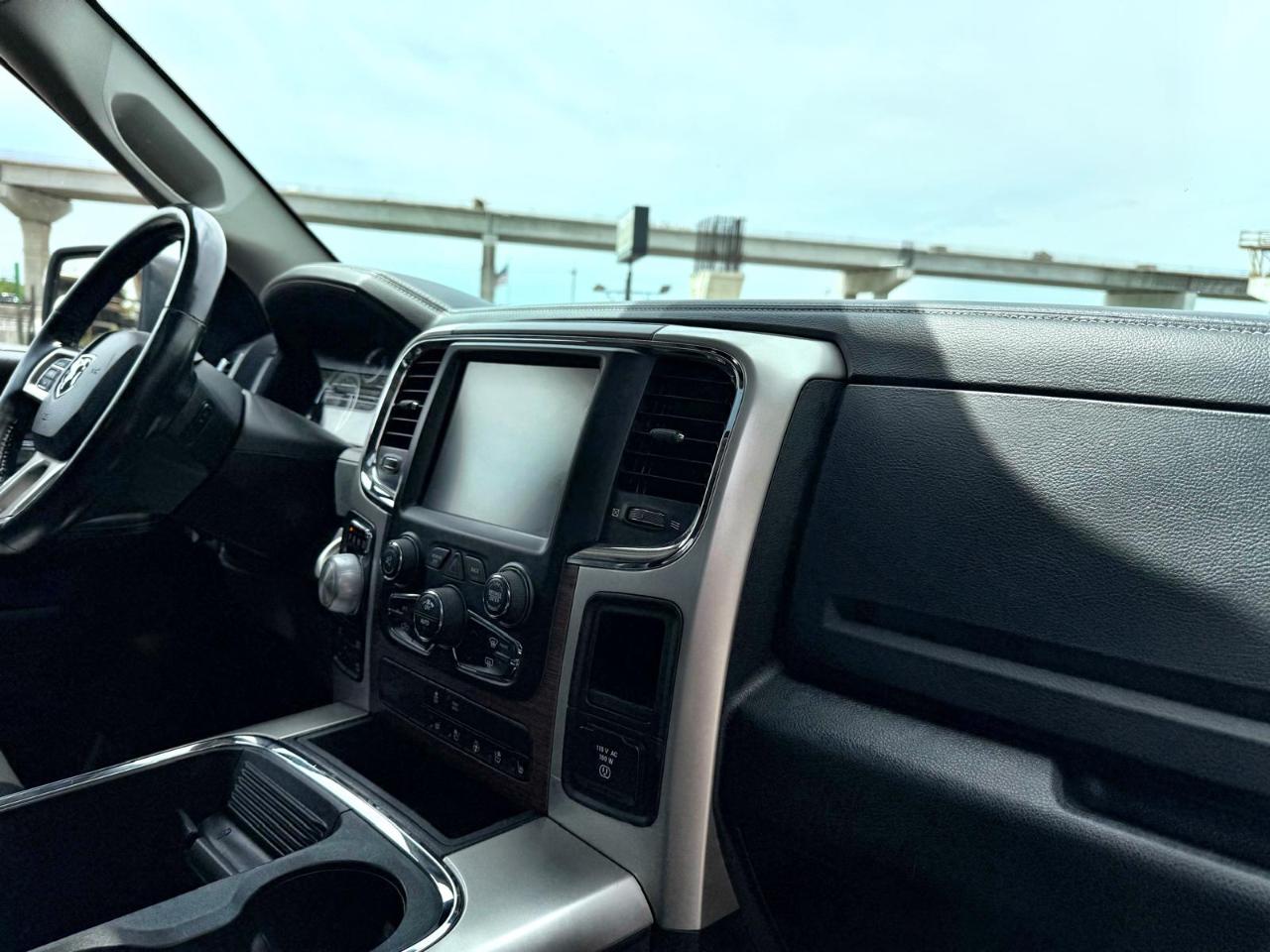 RAM 1500 4WD Quad Cab 140.5" Laramie 2016