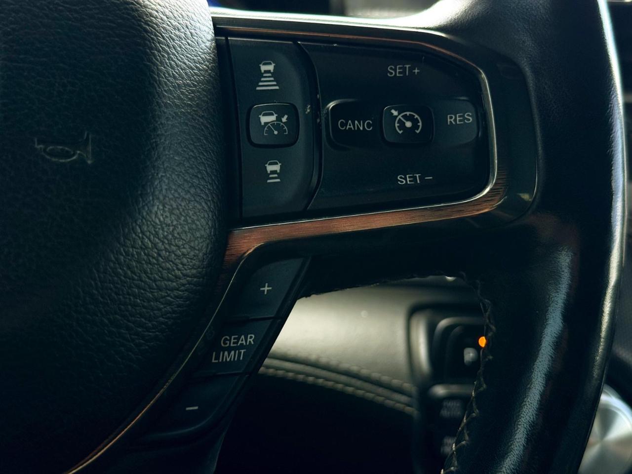 RAM 1500 4WD Crew Cab 140.5" Limited 2020