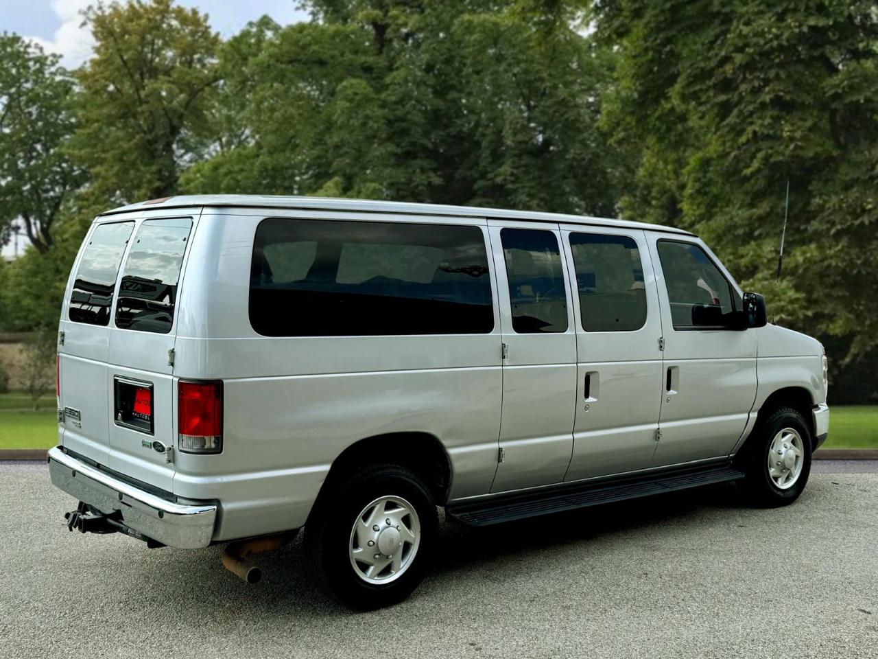 Ford Econoline Wagon E-350 Super Duty XLT 2014