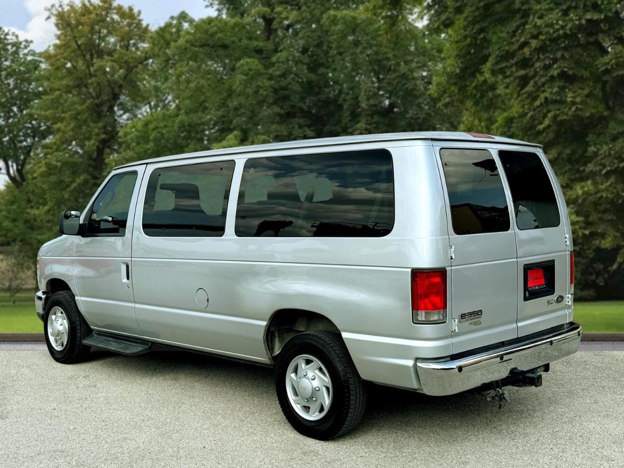Ford Econoline Wagon E-350 Super Duty XLT 2014