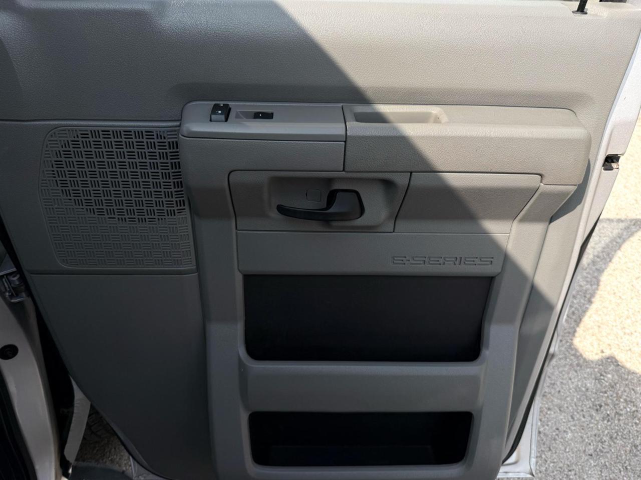 Ford Econoline Wagon E-350 Super Duty XLT 2014