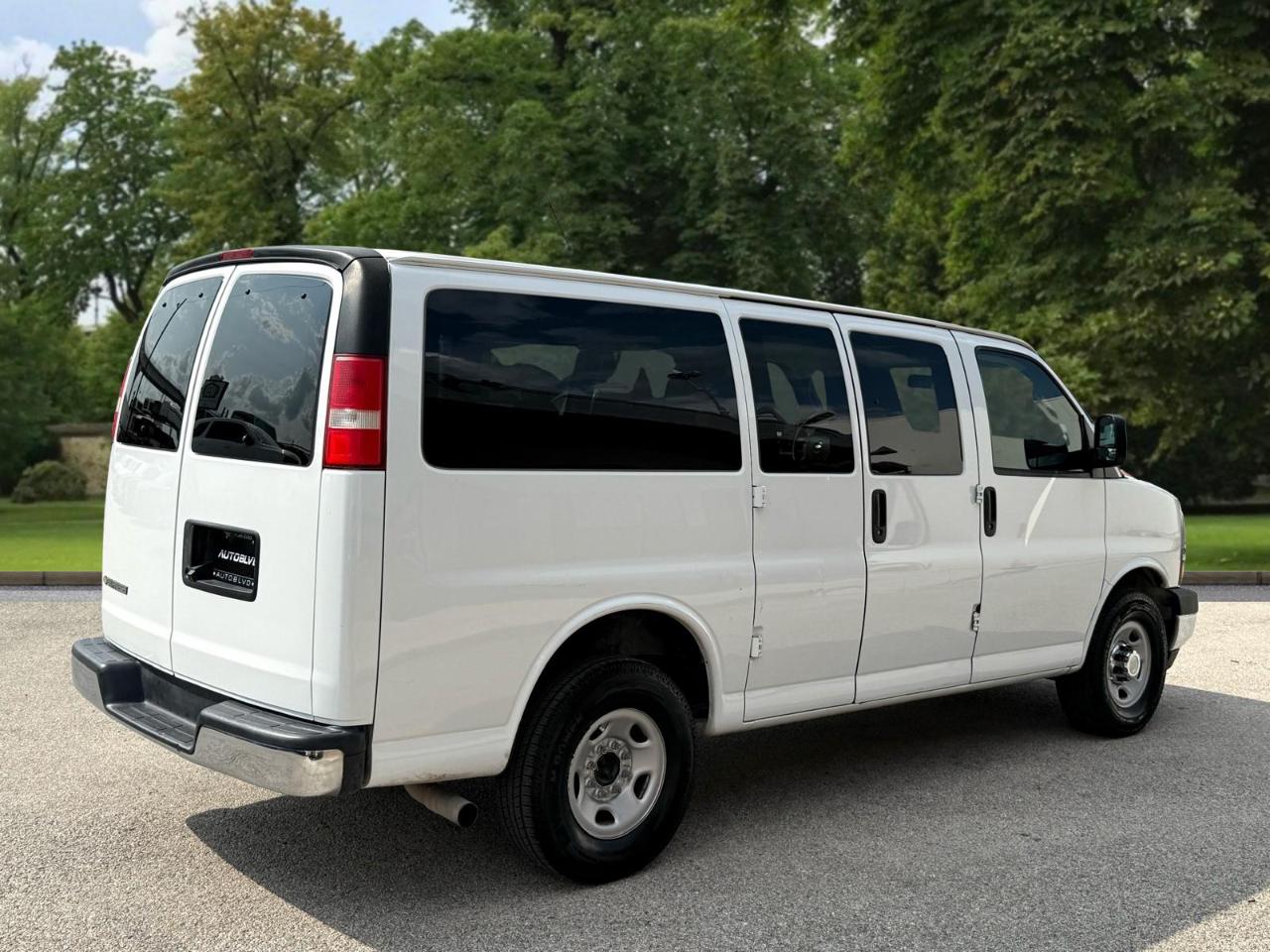 Chevrolet Express Passenger RWD 3500 135" LT 2018