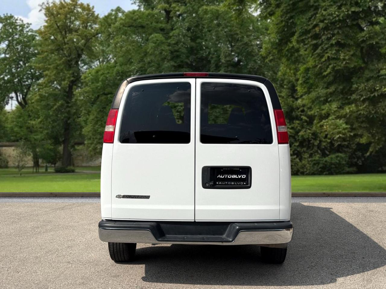 Chevrolet Express Passenger RWD 3500 135" LT 2018