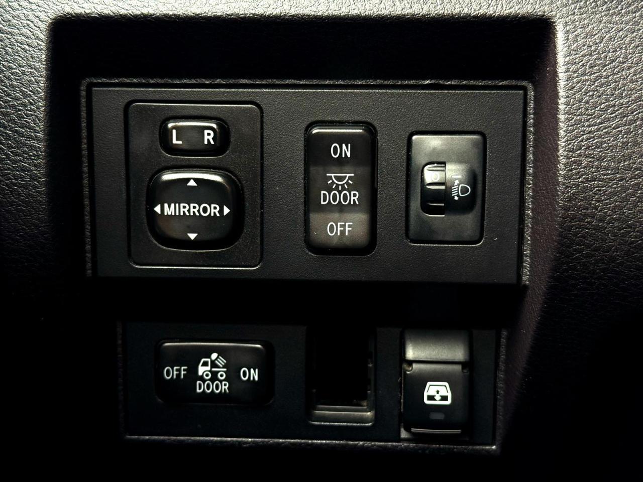 Toyota Tundra 2WD Truck CrewMax 4.6L V8 6-Spd AT SR5 (Natl) 2016
