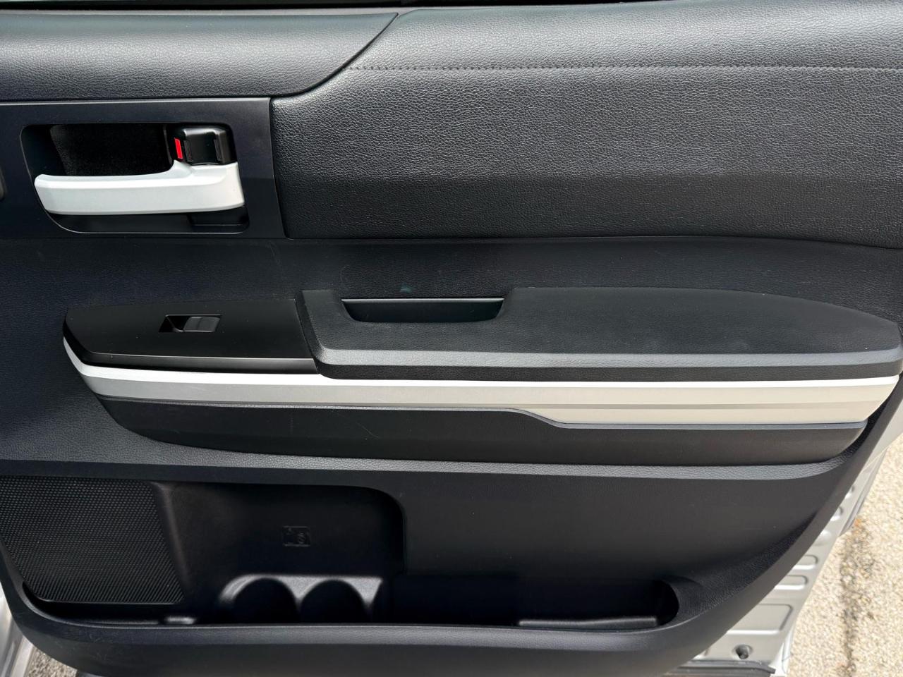 Toyota Tundra 2WD Truck CrewMax 4.6L V8 6-Spd AT SR5 (Natl) 2016