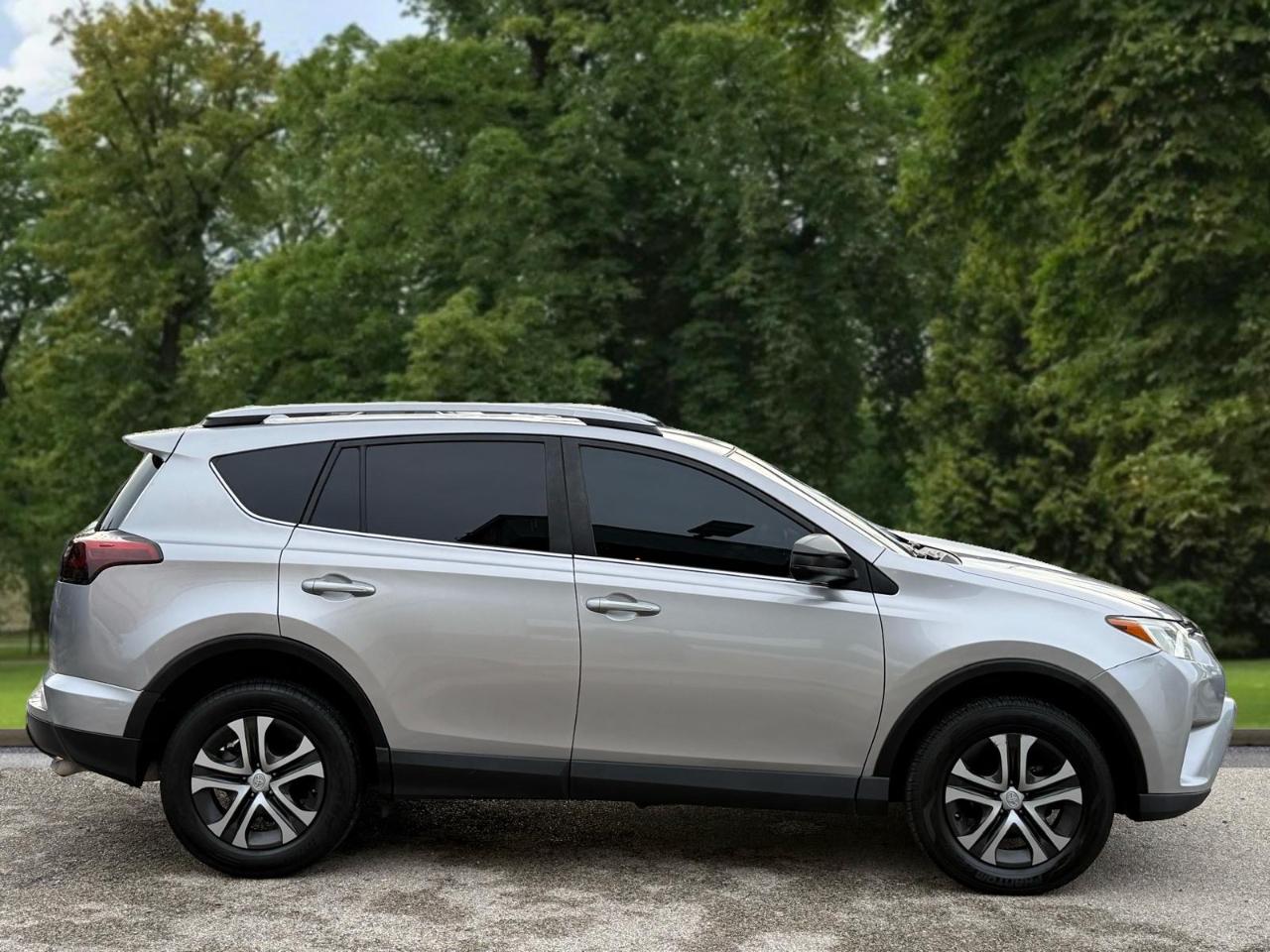 Toyota RAV4 LE FWD (Natl) 2017