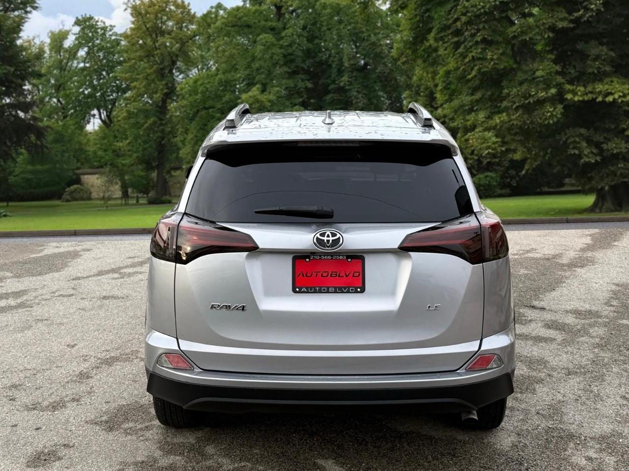 Toyota RAV4 LE FWD (Natl) 2017