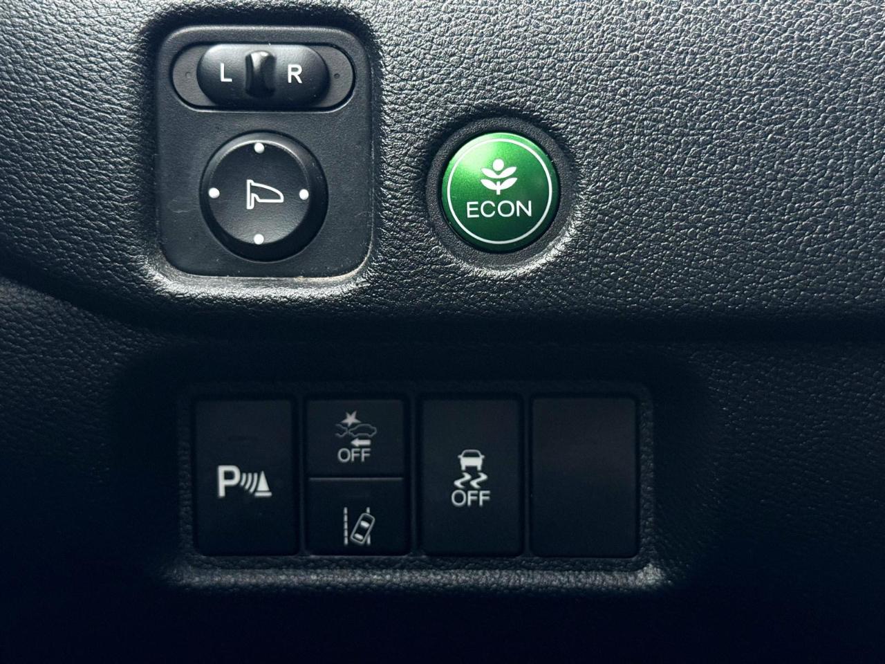 Toyota RAV4 LE FWD (Natl) 2017