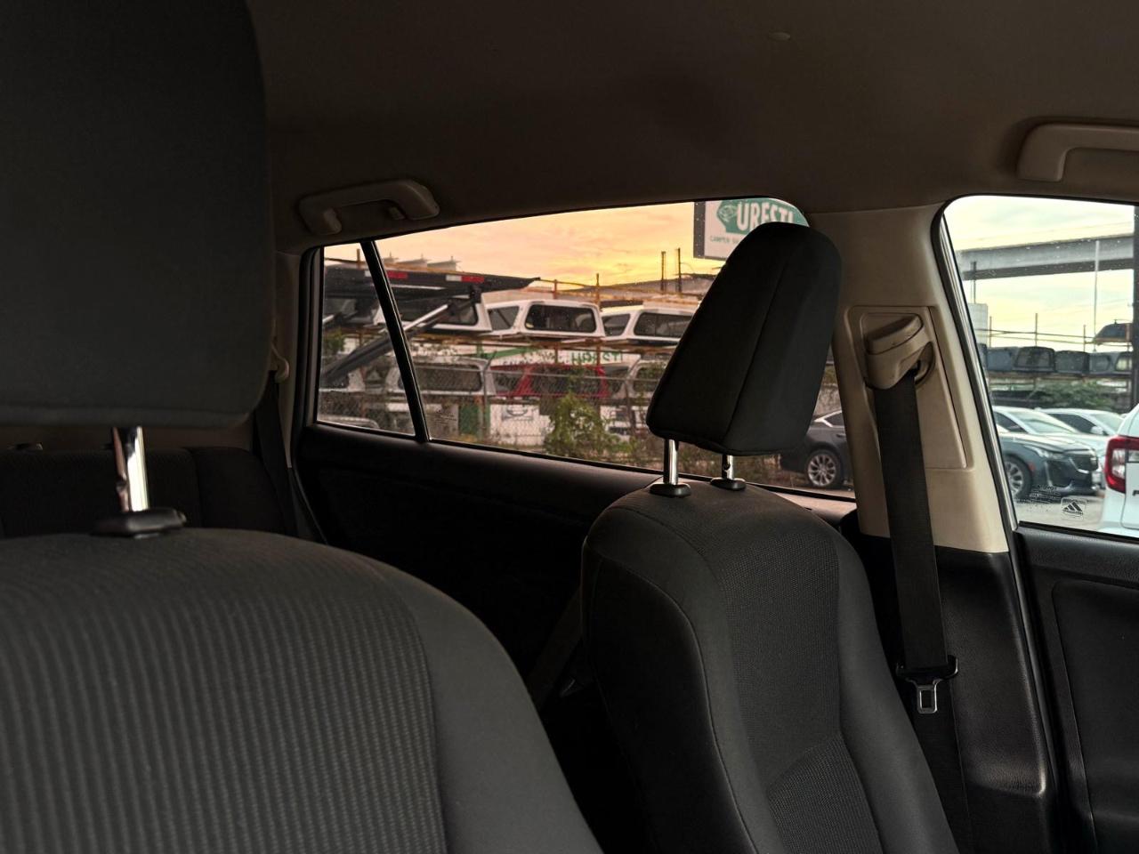 Toyota RAV4 LE FWD (Natl) 2017