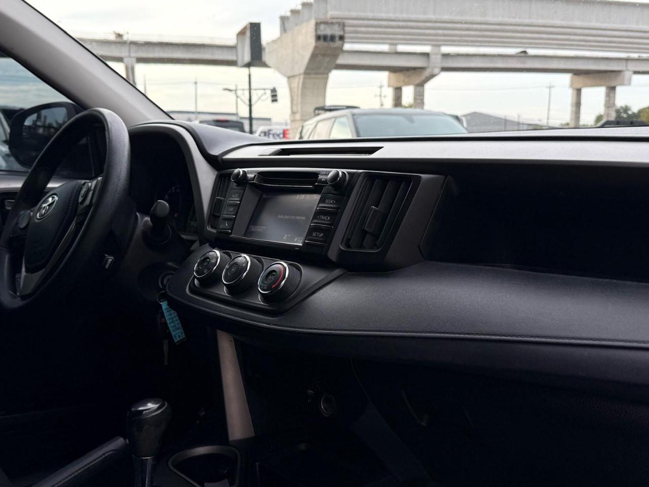 Toyota RAV4 LE FWD (Natl) 2017