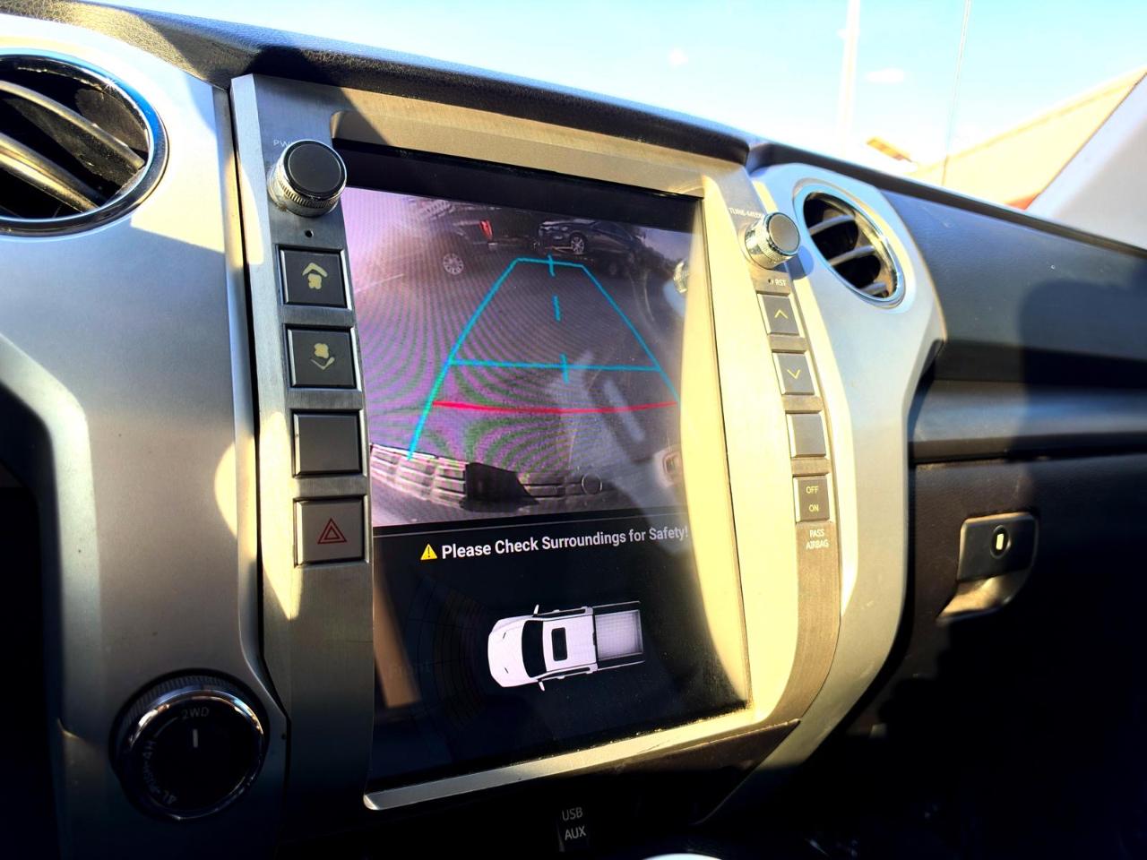 Toyota Tundra 4WD Truck CrewMax 5.7L FFV V8 6-Spd AT SR5 (Natl) 2014