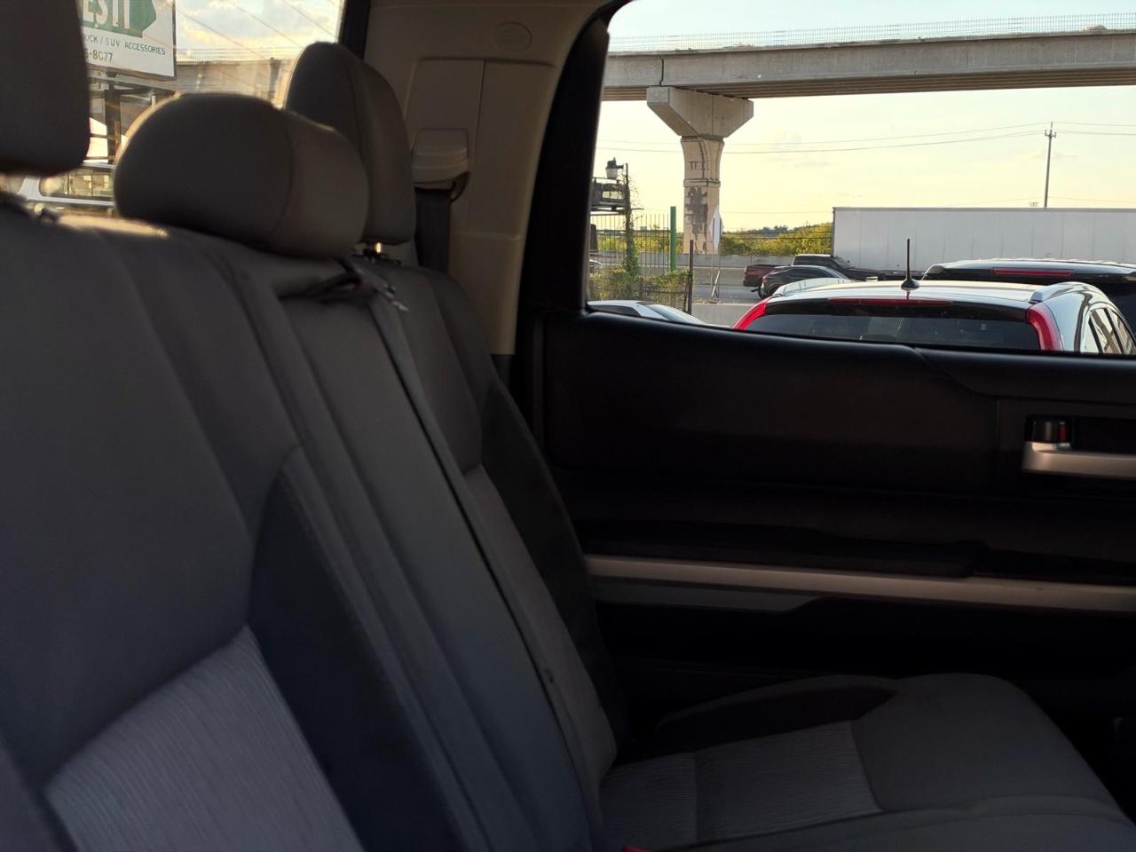 Toyota Tundra 4WD Truck CrewMax 5.7L FFV V8 6-Spd AT SR5 (Natl) 2014