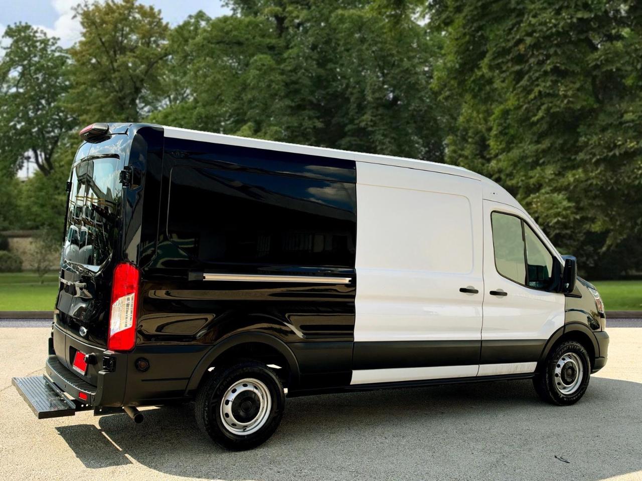 Ford Transit Cargo Van T-250 130" Med Rf 9070 GVWR RWD 2020