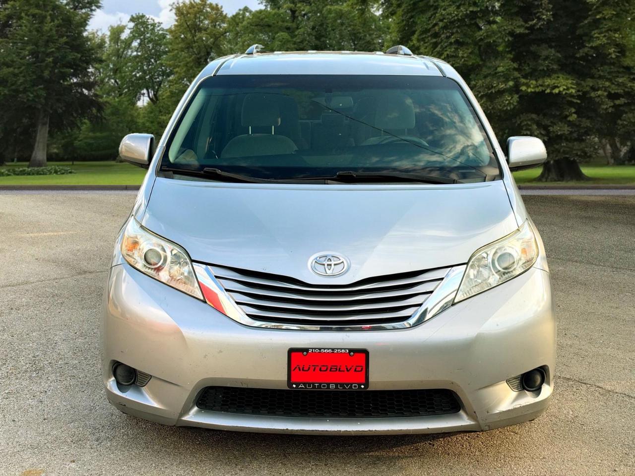Toyota Sienna 5dr 8-Pass Van LE FWD (Natl) 2015