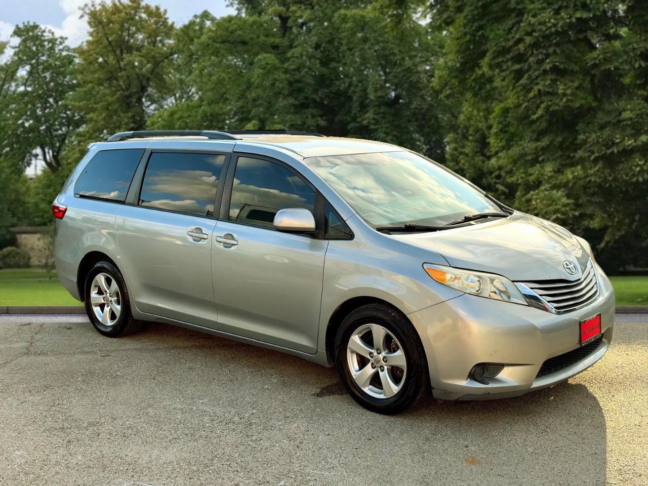 Toyota Sienna 5dr 8-Pass Van LE FWD (Natl) 2015