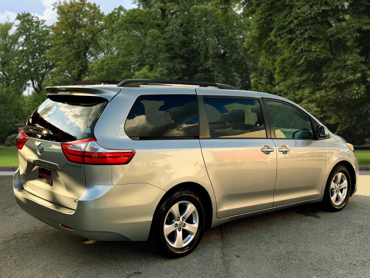 Toyota Sienna 5dr 8-Pass Van LE FWD (Natl) 2015