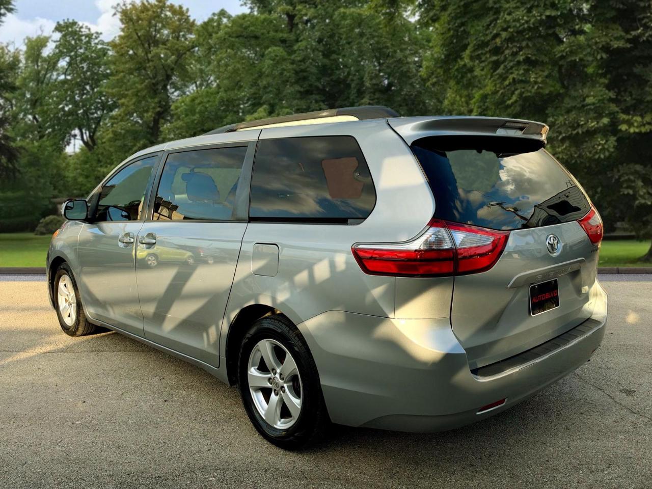 Toyota Sienna 5dr 8-Pass Van LE FWD (Natl) 2015