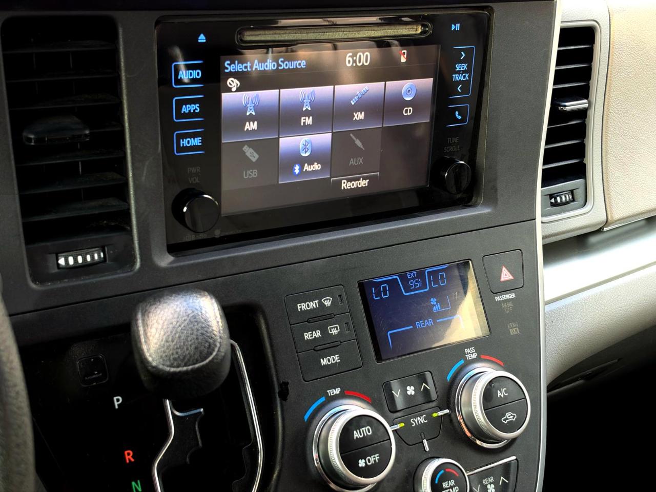 Toyota Sienna 5dr 8-Pass Van LE FWD (Natl) 2015