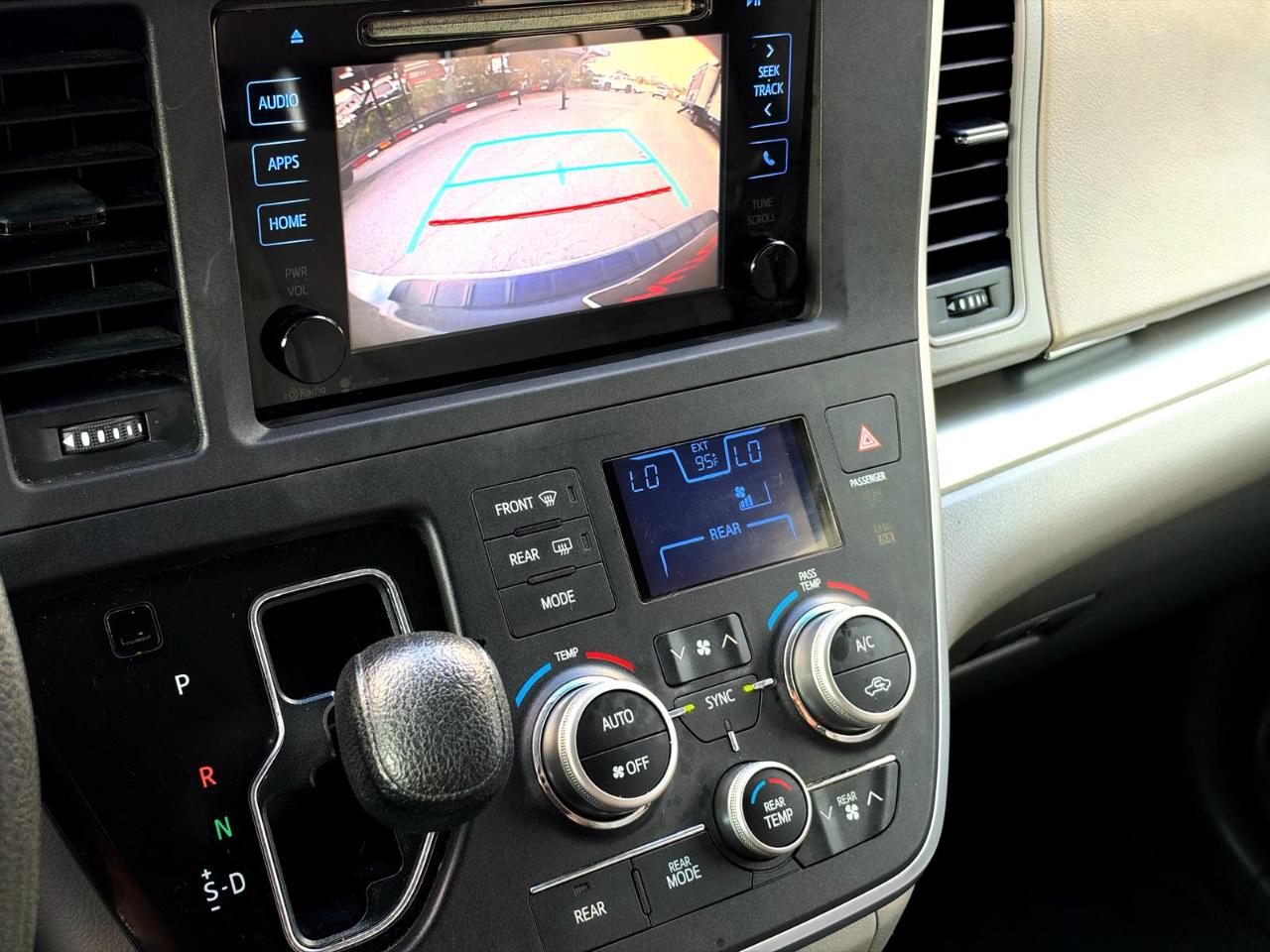 Toyota Sienna 5dr 8-Pass Van LE FWD (Natl) 2015