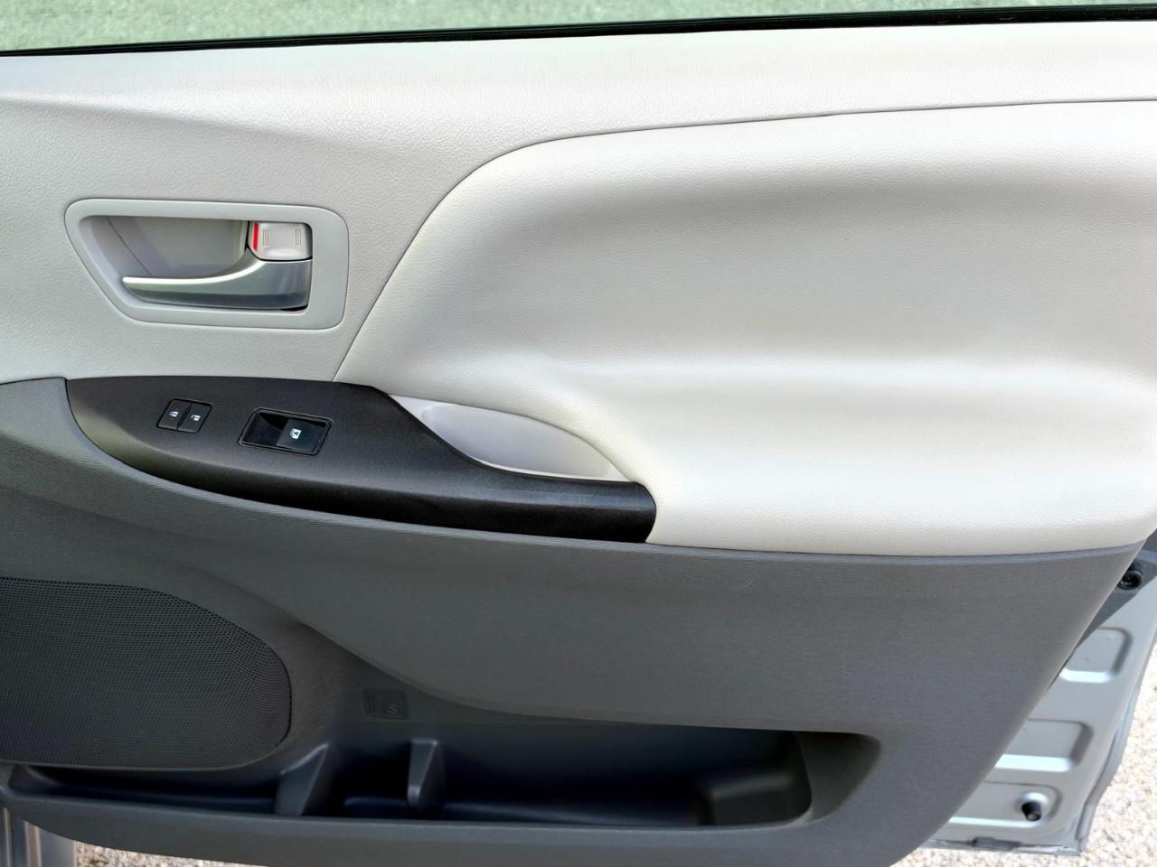 Toyota Sienna 5dr 8-Pass Van LE FWD (Natl) 2015