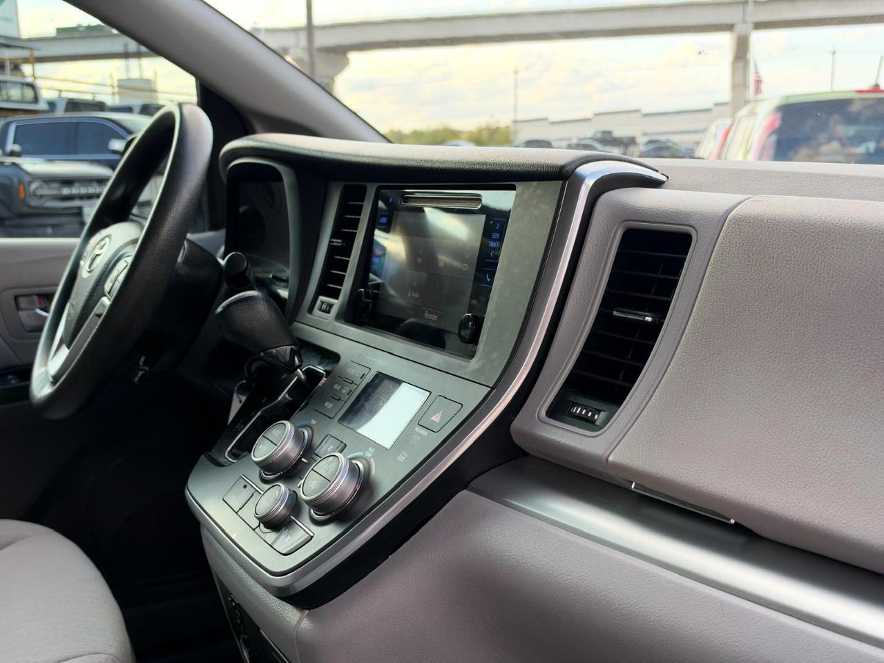Toyota Sienna 5dr 8-Pass Van LE FWD (Natl) 2015
