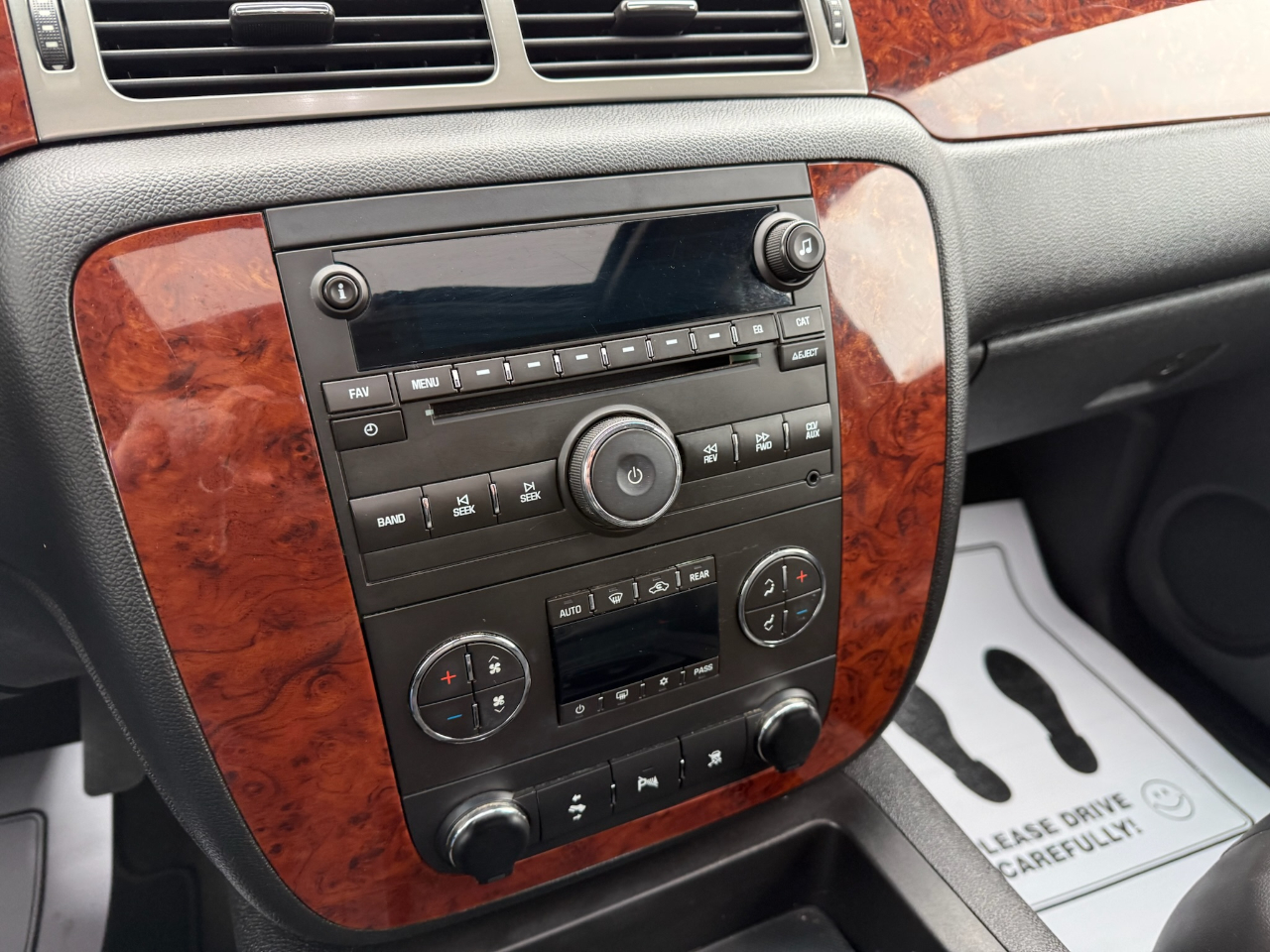 Chevrolet Suburban LT 1500 4WD 2011