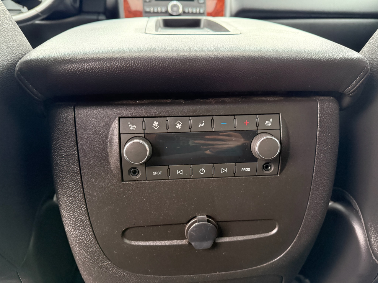 Chevrolet Suburban LT 1500 4WD 2011