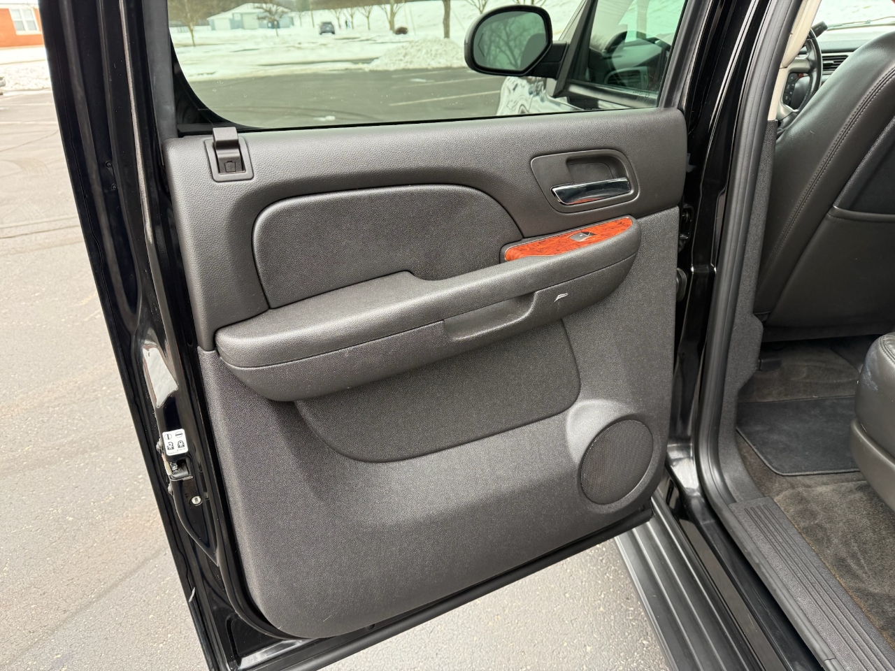 Chevrolet Suburban LT 1500 4WD 2011