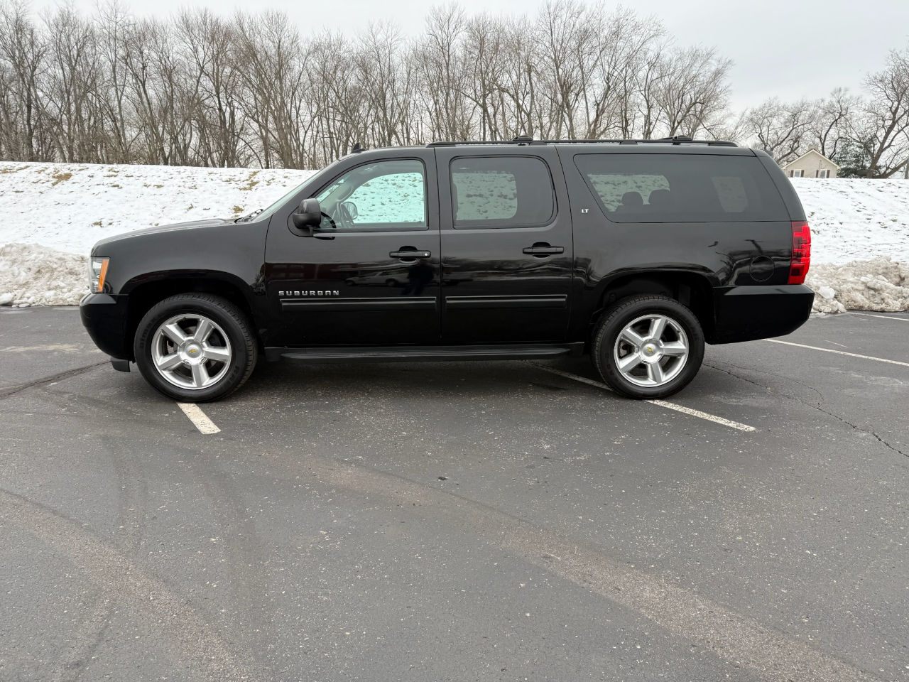 Chevrolet Suburban LT 1500 4WD 2011