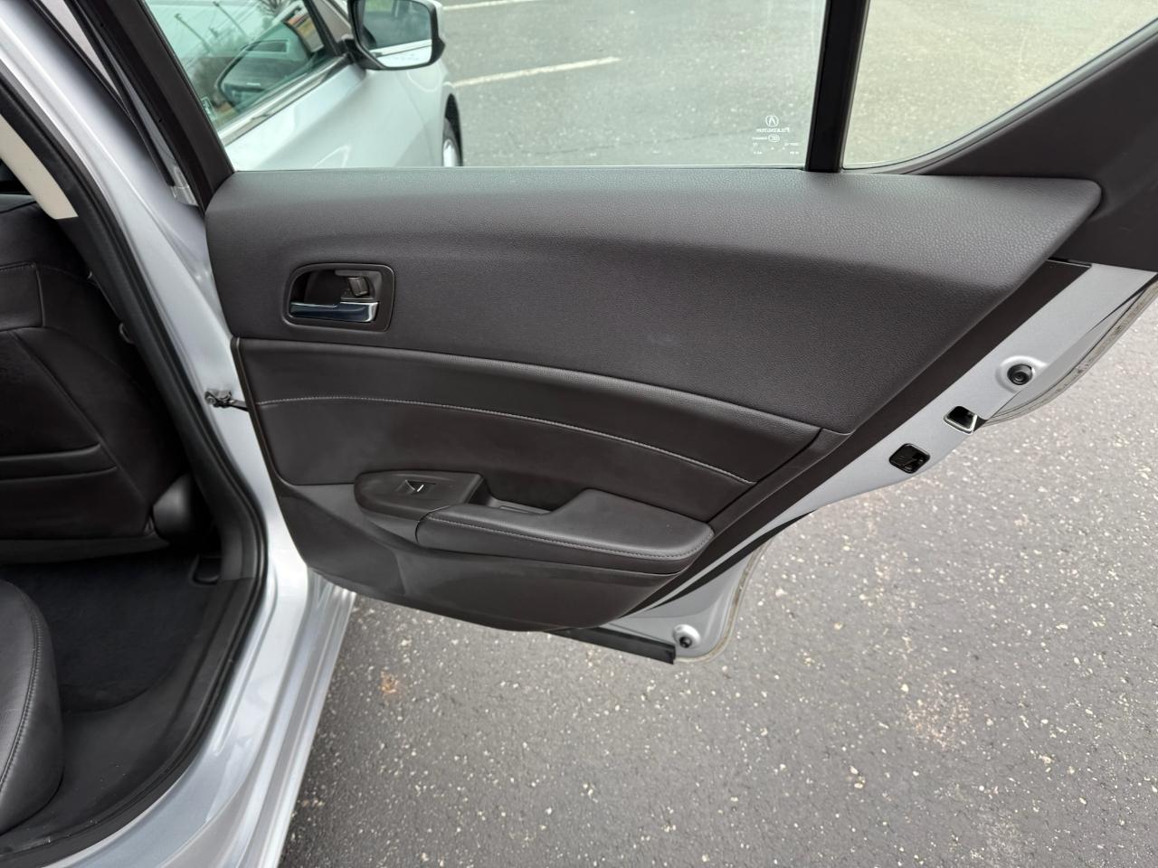 Acura ILX 4dr Sdn 2.0L Premium Pkg 2013