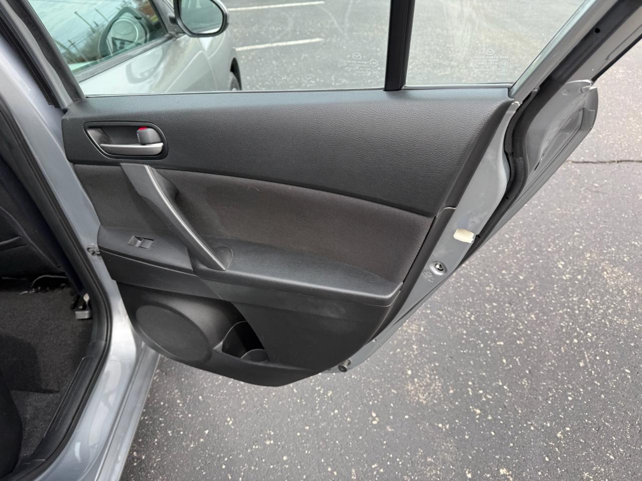 Mazda MAZDA3 i SV AT 4-Door 2013