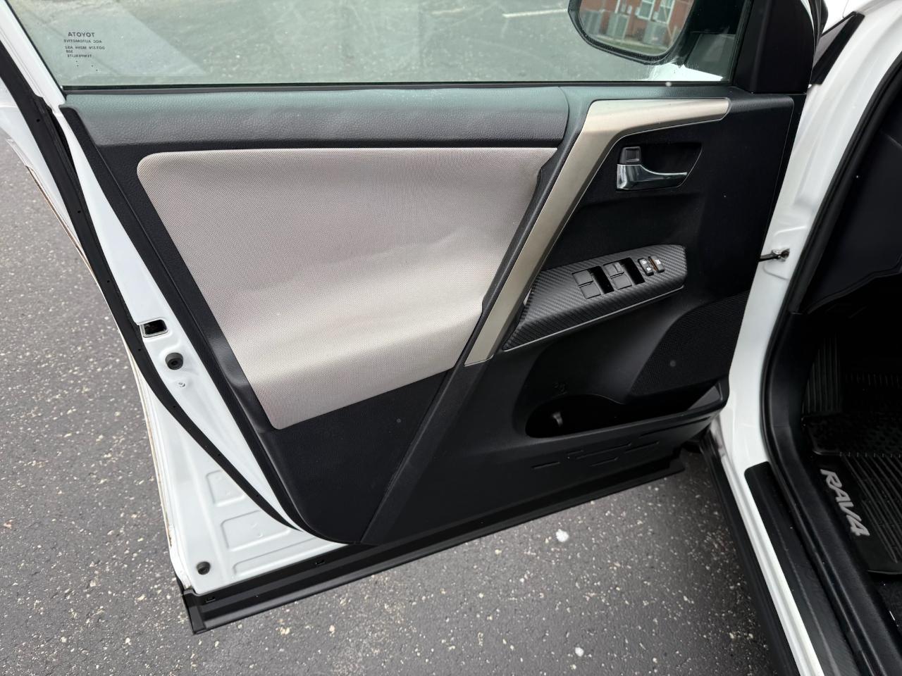 Toyota RAV4 XLE FWD 2014