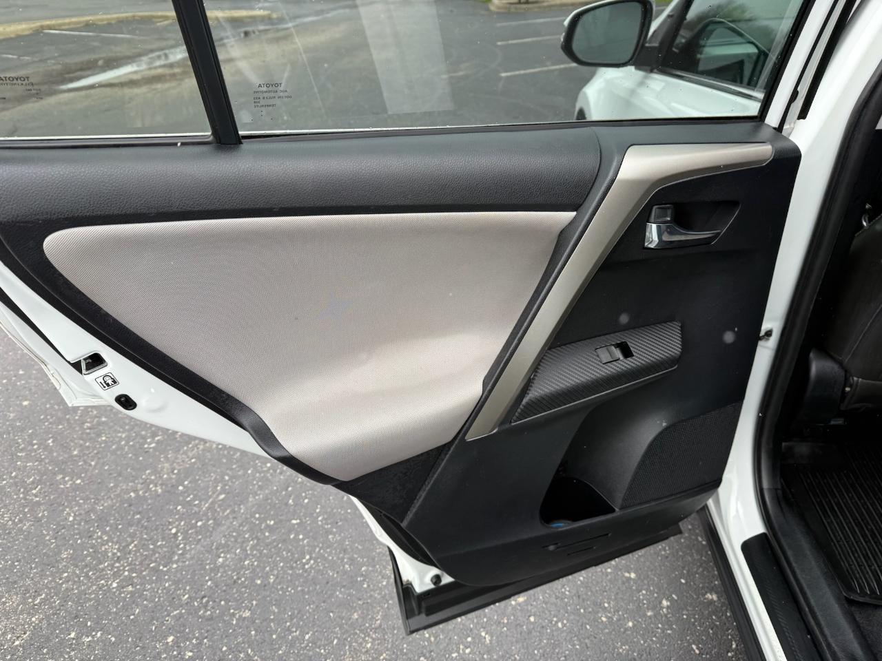 Toyota RAV4 XLE FWD 2014