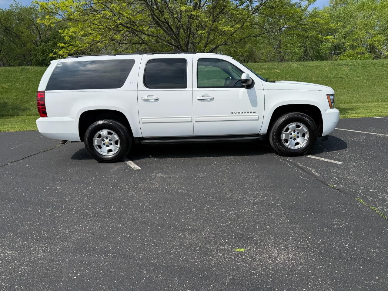 Chevrolet Suburban LT 1500 4WD 2011