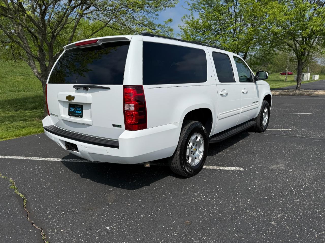 Chevrolet Suburban LT 1500 4WD 2011