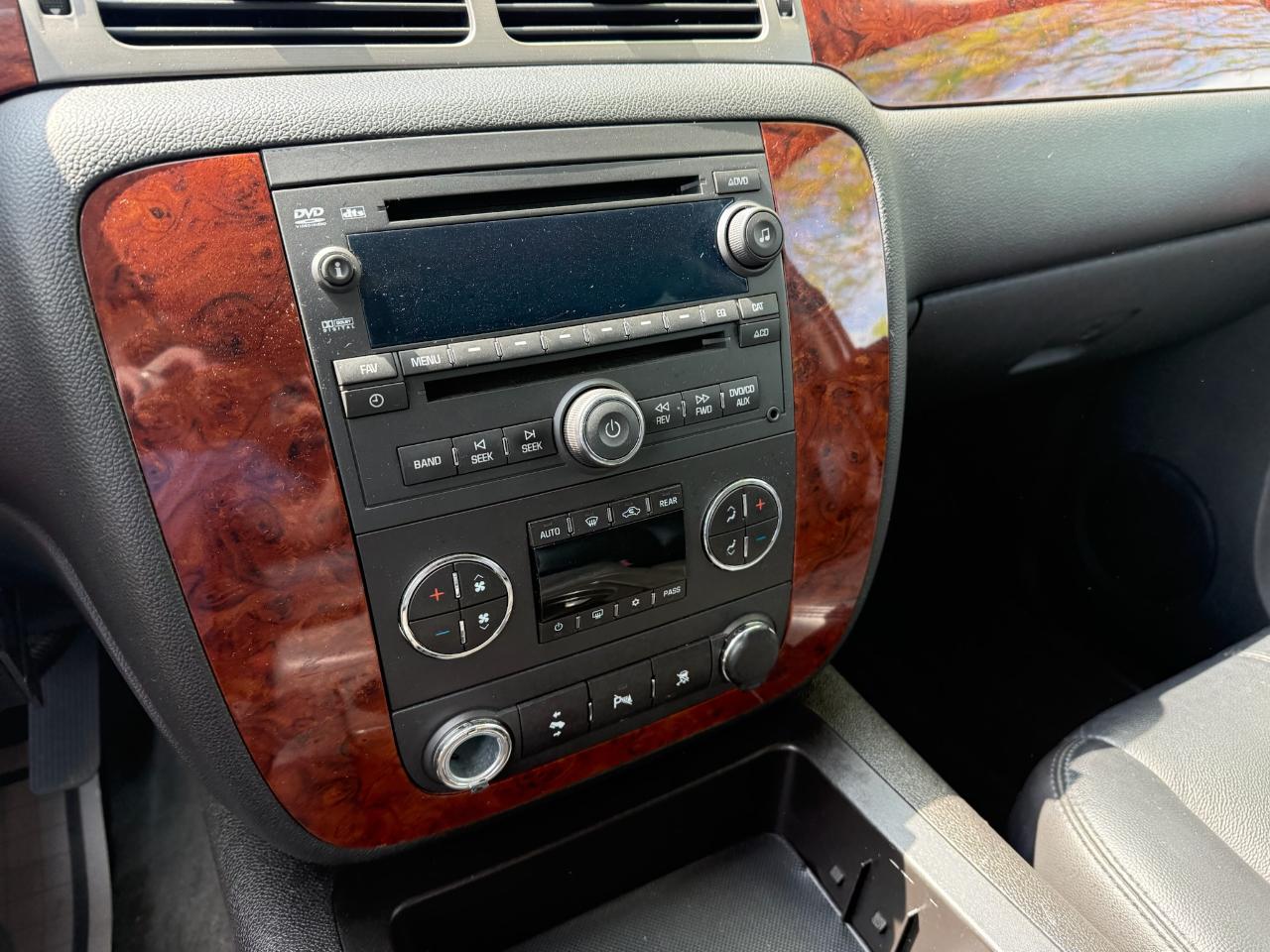 Chevrolet Suburban LT 1500 4WD 2011