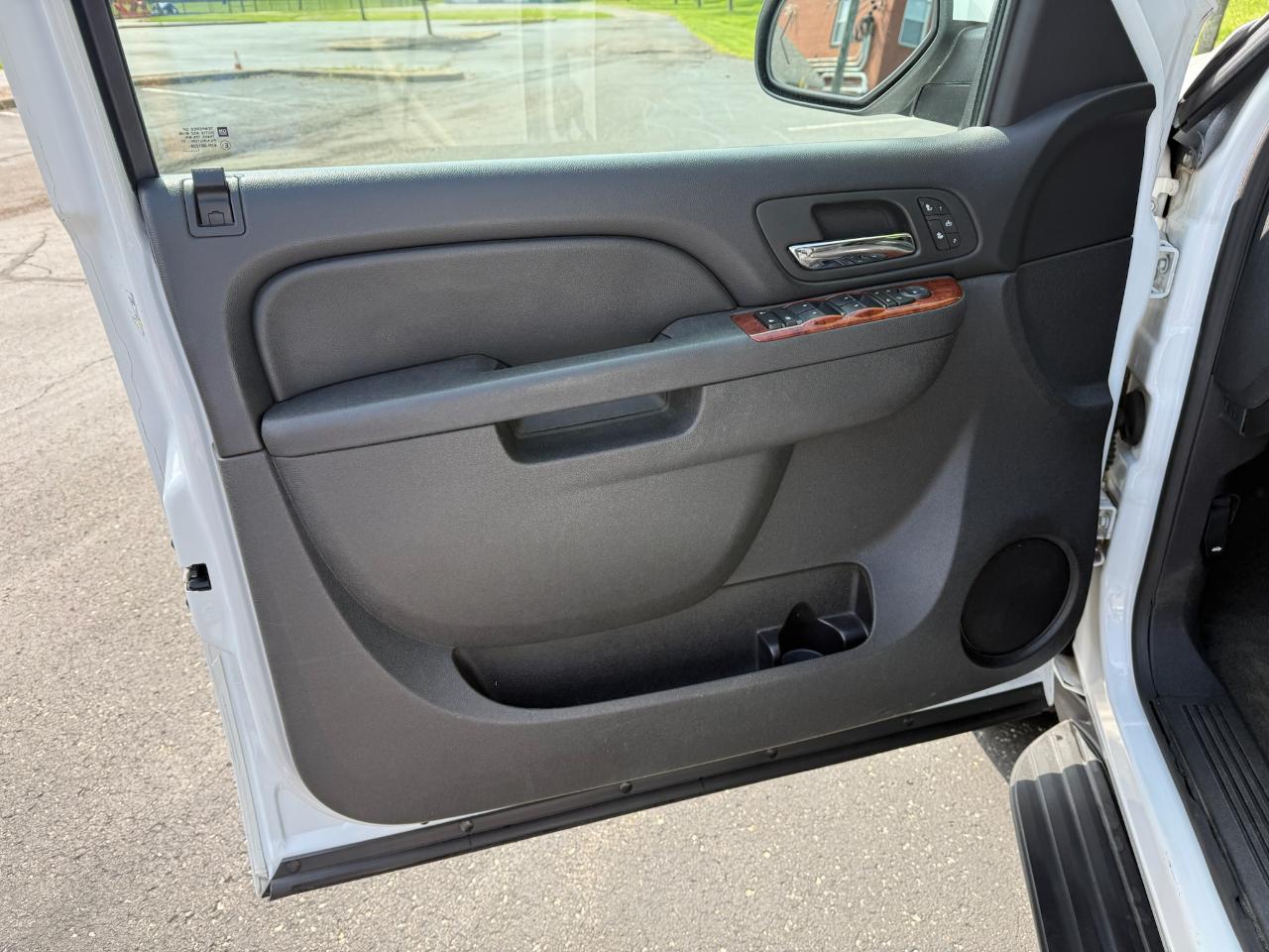 Chevrolet Suburban LT 1500 4WD 2011