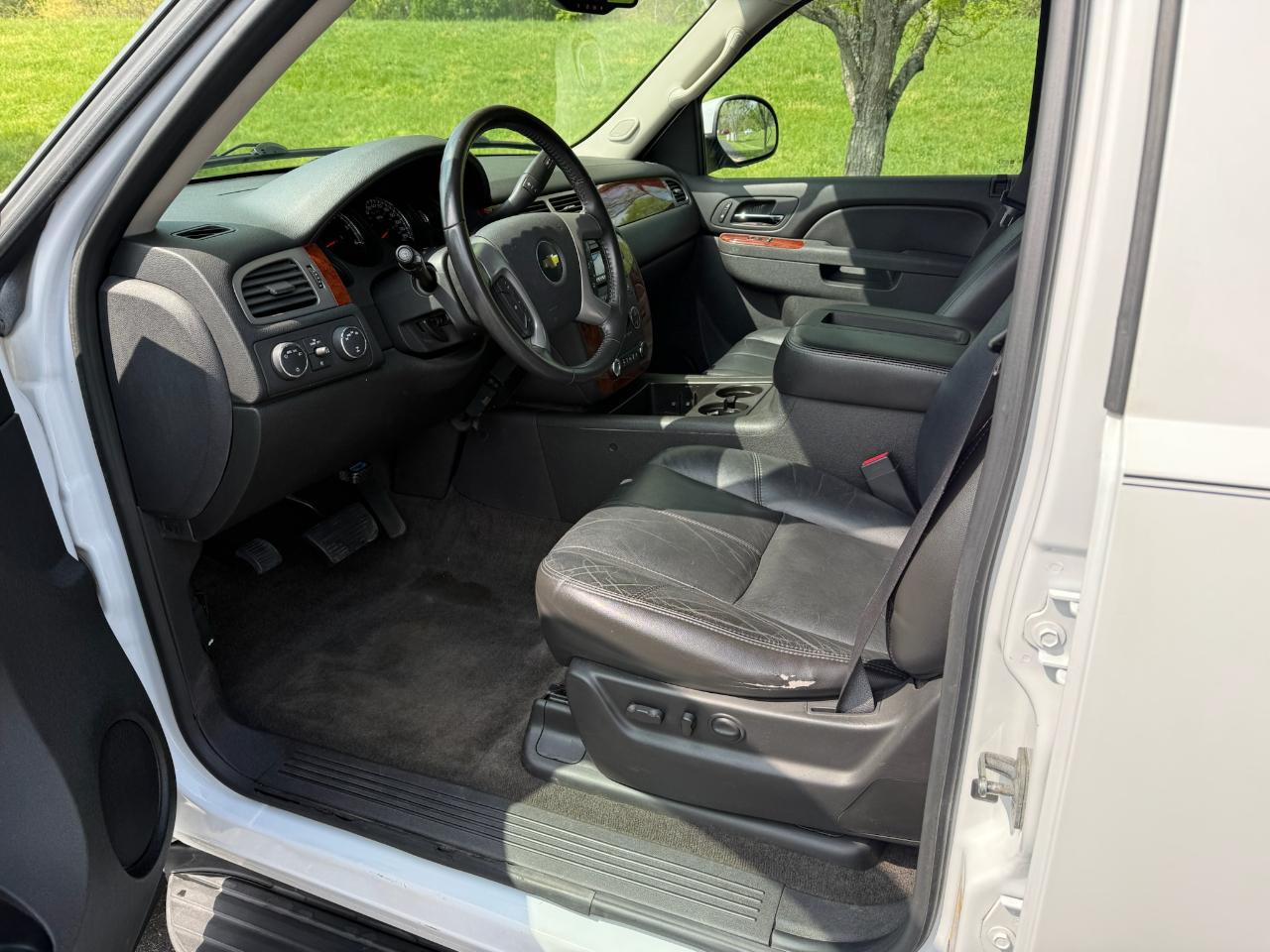 Chevrolet Suburban LT 1500 4WD 2011