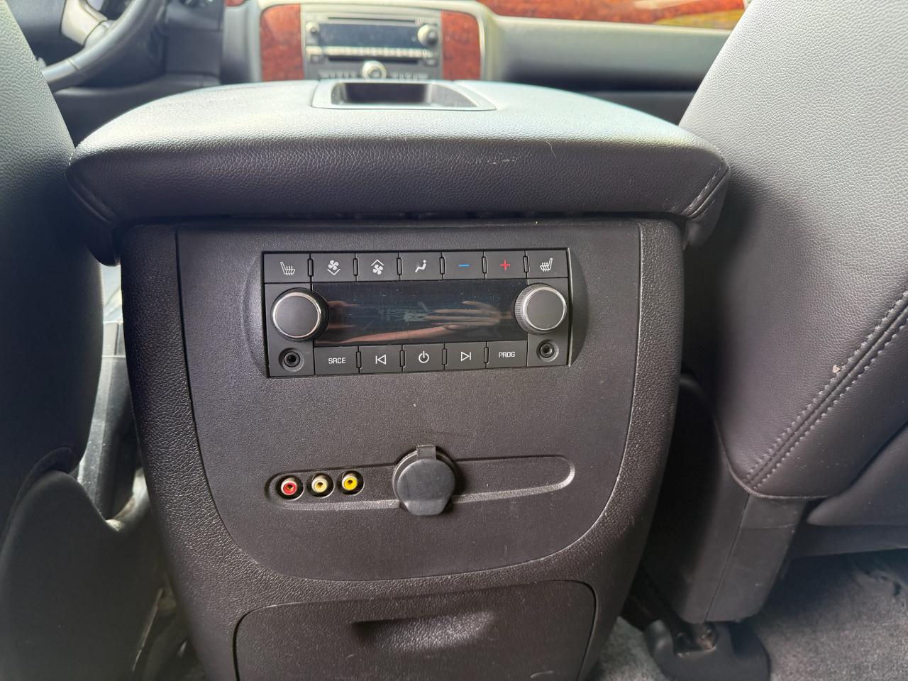 Chevrolet Suburban LT 1500 4WD 2011