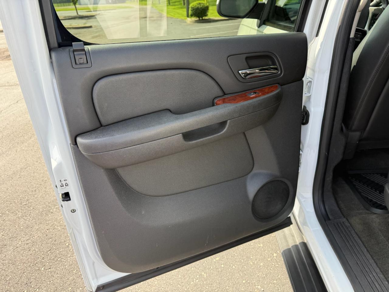 Chevrolet Suburban LT 1500 4WD 2011