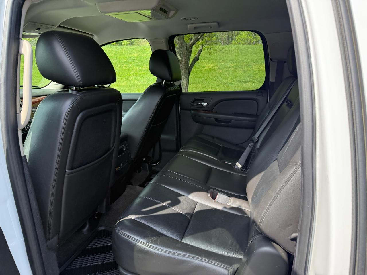 Chevrolet Suburban LT 1500 4WD 2011