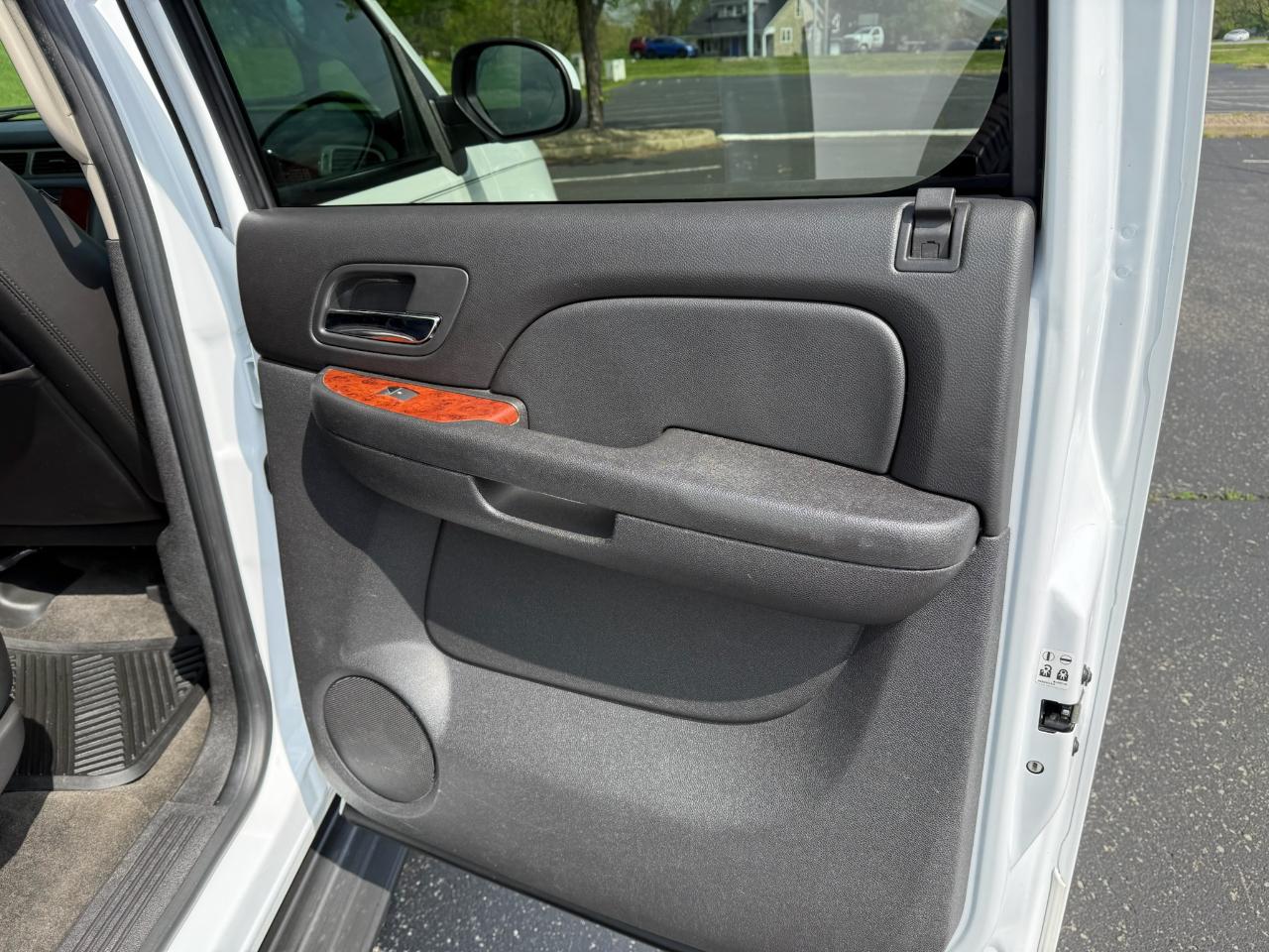 Chevrolet Suburban LT 1500 4WD 2011