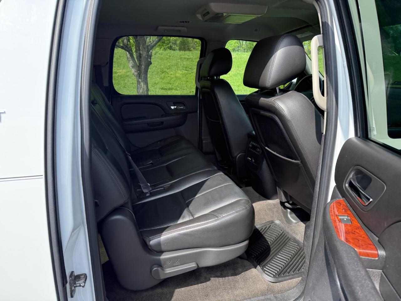 Chevrolet Suburban LT 1500 4WD 2011