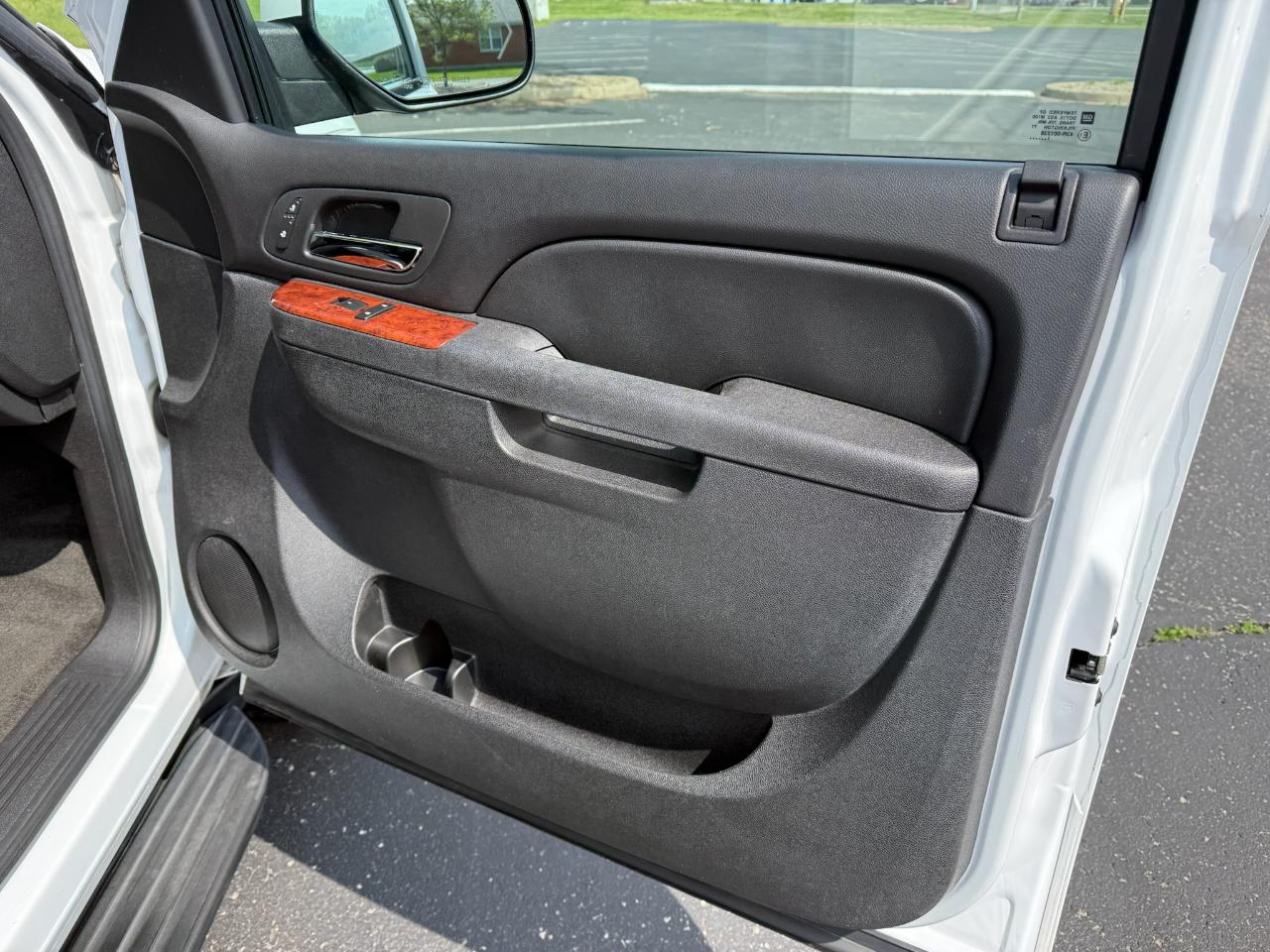 Chevrolet Suburban LT 1500 4WD 2011