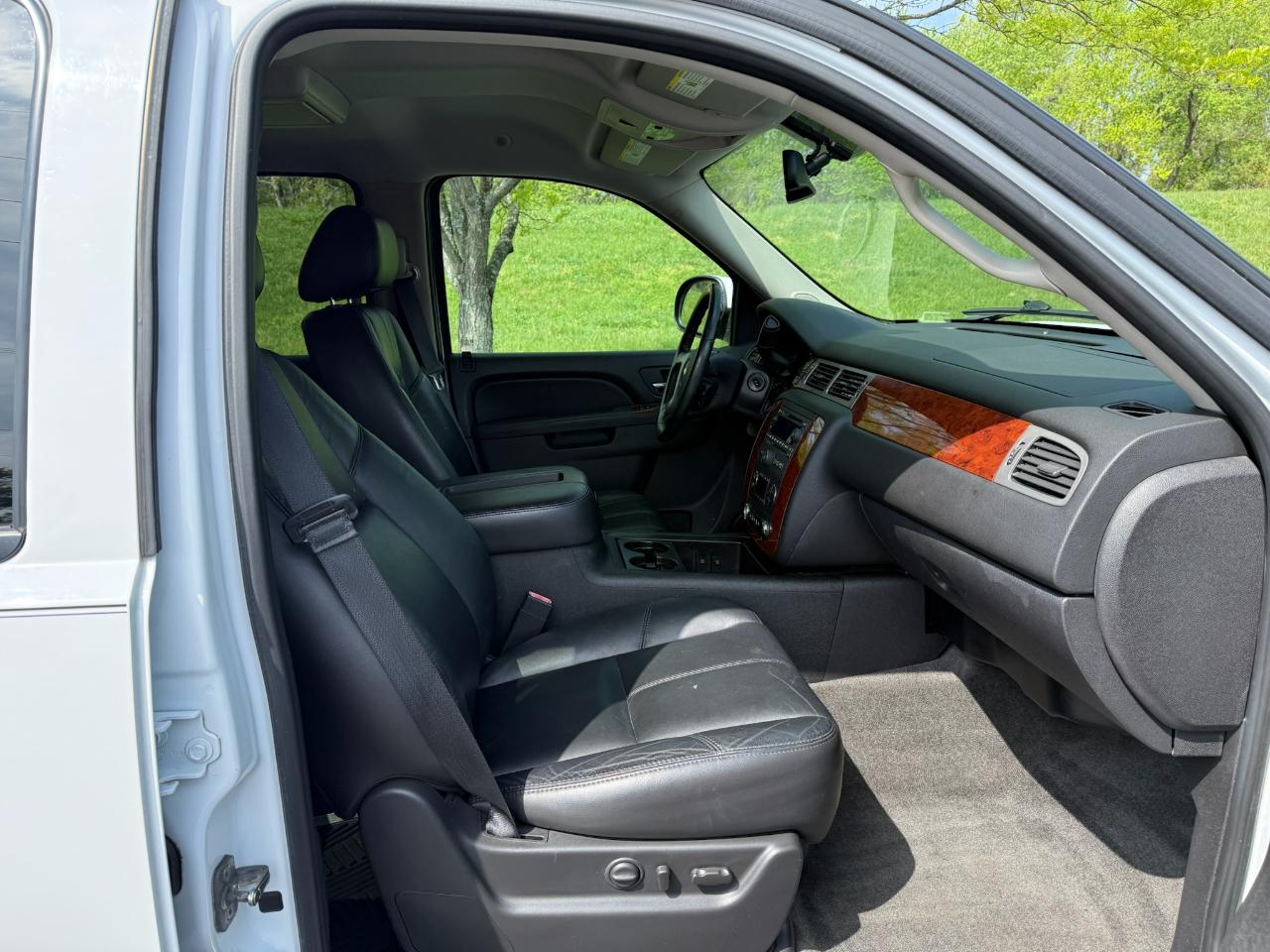 Chevrolet Suburban LT 1500 4WD 2011