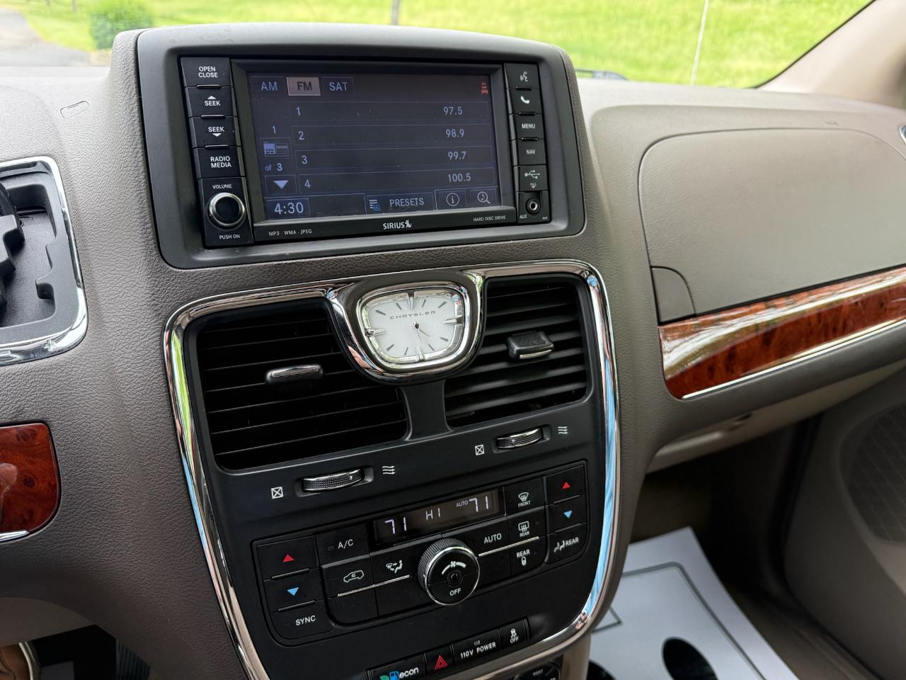 Chrysler Town & Country Touring-L 2012