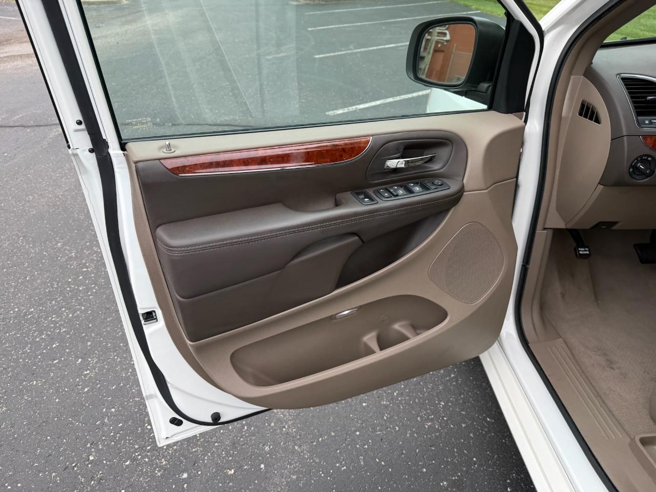 Chrysler Town & Country Touring-L 2012