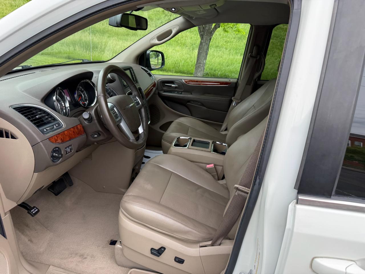 Chrysler Town & Country Touring-L 2012