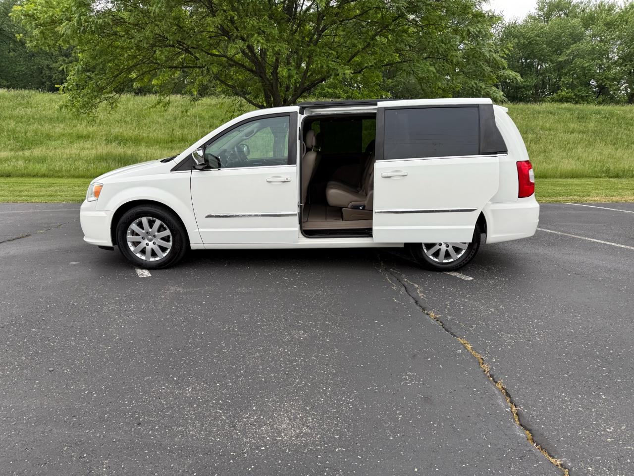 Chrysler Town & Country Touring-L 2012